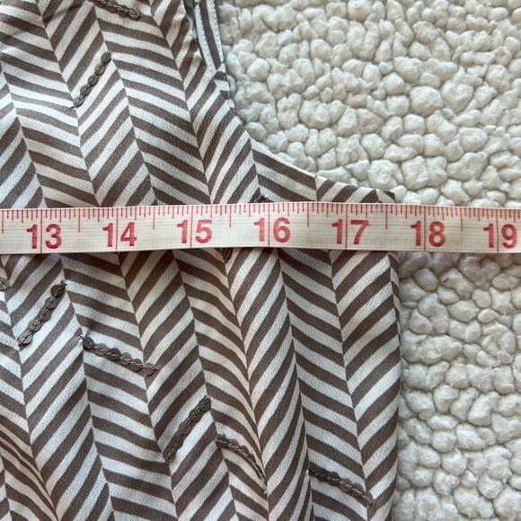 Loft Sleeveless Beige Chevron Print Sequin Accent Blouse Medium Petite - Picture 7 of 8